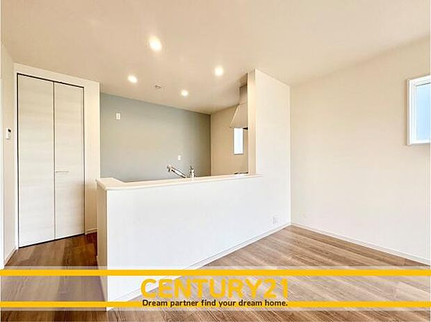 ■■ステキな時間を！■■忙しい朝でも、しっかり家族が揃って食事をして頂けるゆとりある大きさのダイニングスペース。奥様が作る手料理をカウンター越しに受けとって頂き、テーブルで囲む素敵な時間を存分に。