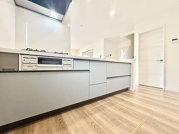 ■■対面キッチン■■キッチンは収納数もさる事ながら、リビングで寛ぐ家族や小さなお子様を見守りながら料理が出来る「対面式の温もり設計」。キッチンから立ち込める香りが今日の料理を期待させます