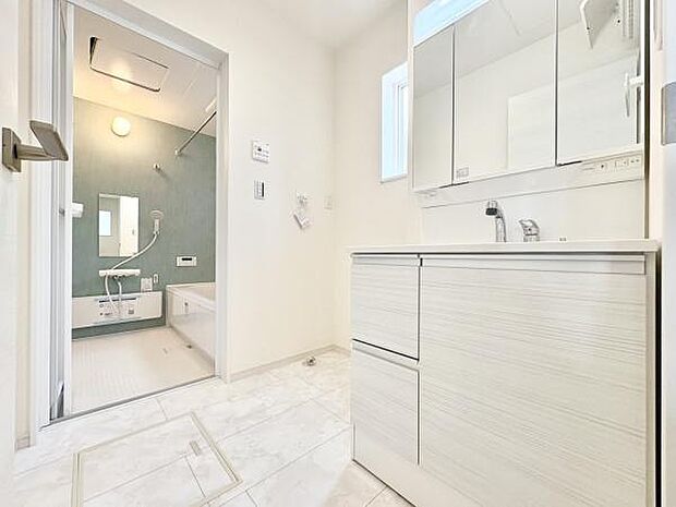 ■■清潔な空間■■毎日使うものだから清潔な空間を保ちたい水回り。洗面にはそんな願いを解消させてくれる収納アイデアが満載です。三面鏡の裏側にはキャビネットが現れ小物から背の高い物まで収納できます。