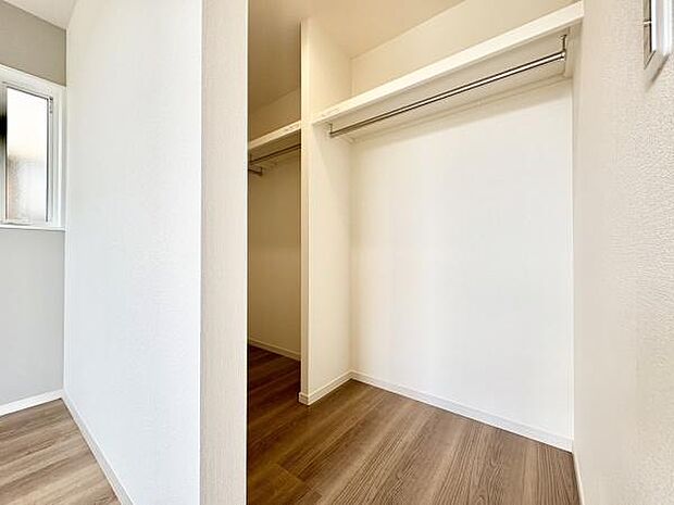 ■■何でも入る■■各居室のクローゼットはスーツ類から丈の長いコート類まで何でも収納できる便利なスペースです。衣装ケースと併用することでセーター類なども収納でき自分だけのスペースにできます。