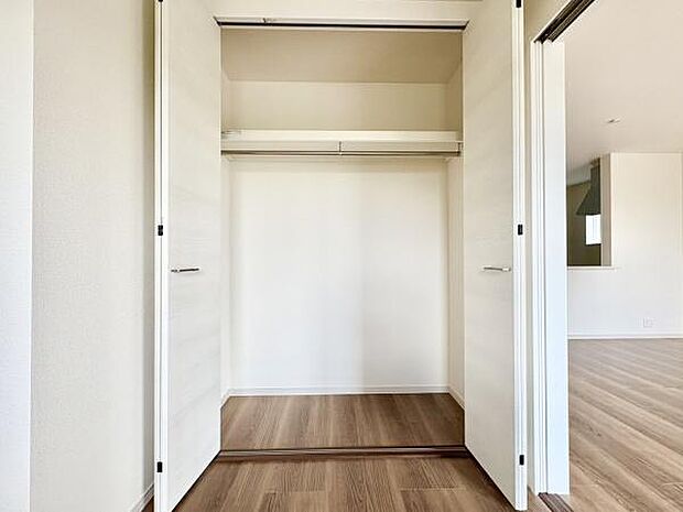 ■■closet■■クローゼットはスーツ類から丈の長いコート類まで何でも収納できる便利なスペースです。衣装ケースと併用することでセーター類なども収納でき自分だけのスペースにカスタマイズできます。