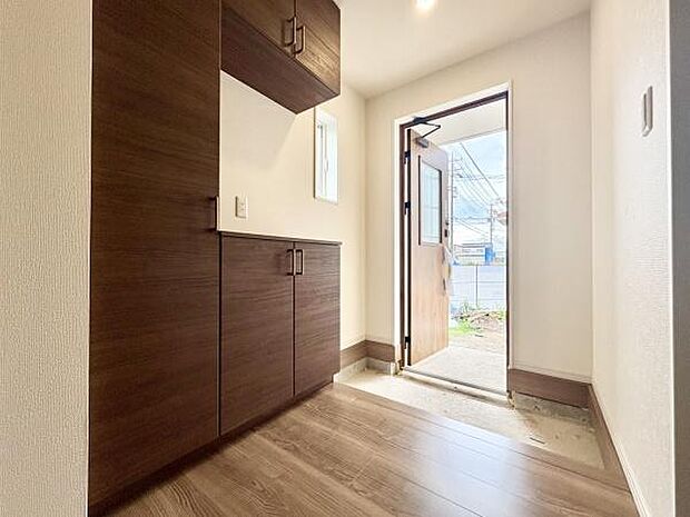 ■■玄関■■人を迎え入れる最初の場所だからこそ、清潔感がある空間にして頂ける様にゆとりあるシューズボックスを設置しました。おでかけの時も帰った時も、「我が家」を最初に感じでもらえる素敵な空間に。