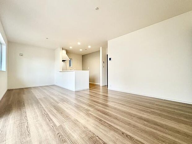 ■■憩いの場所■■パートナーや家族が集う憩いの空間。真新しい木目、Shadeのあるフローリングや白亜のクロスを陽の光、ダウンライトが照らし出し、家族・友人・知人の会話に華を咲かせます。