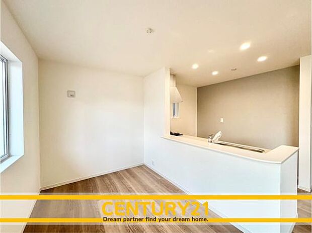 ■■ステキな時間を！■■忙しい朝でも、しっかり家族が揃って食事をして頂けるゆとりある大きさのダイニングスペース。奥様が作る手料理をカウンター越しに受けとって頂き、テーブルで囲む素敵な時間を存分に。