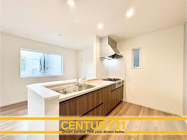 ■■広々キッチン■■大型の冷蔵庫やレンジボードもしっかり置ける広々としたキッチンスペースが大事。ゆとりある空間で作業ができるとお料理の腕も日に日に上がりそうな気がしてきます。