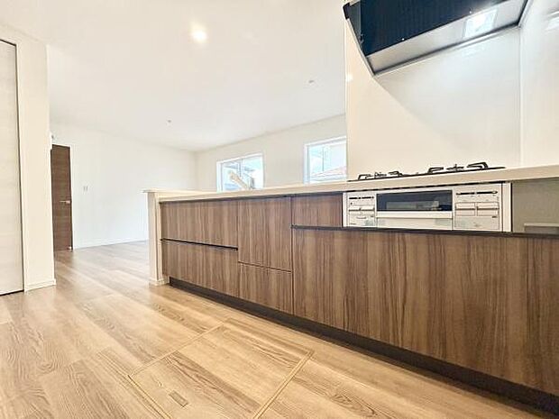 ■■対面キッチン■■キッチンは収納数もさる事ながら、リビングで寛ぐ家族や小さなお子様を見守りながら料理が出来る「対面式の温もり設計」。キッチンから立ち込める香りが今日の料理を期待させます