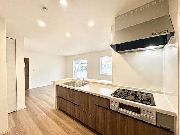 ■■キッチン■■家族や友人と味わう料理。会話を楽しみながら作りたいものですね。カウンターキッチンで一体感のあるLDKならそれも可能です。