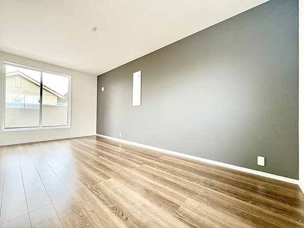 ■■メインベッドルーム■■クローゼット付の広い主寝室。プライベートを保ちながらもバランスよく配置された窓から緩やかな陽が射し込み、広い空間を光が満たしていきます。