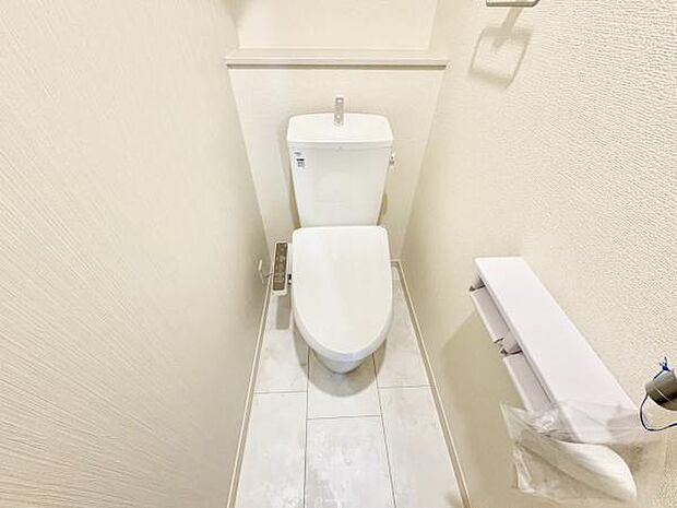 ■■Toilet■■清潔な空間を保ちたいトイレはオフホワイトでまとめました。毎日使う場所だからこそお手入れも楽々にできる機能が搭載されております。汚れが付着しにくい便器はお掃除も楽々です。