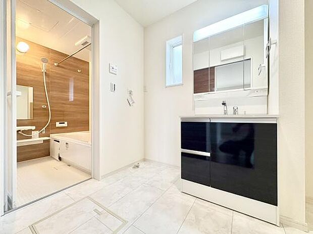 ■■清潔な空間■■毎日使うものだから清潔な空間を保ちたい水回り。洗面にはそんな願いを解消させてくれる収納アイデアが満載です。三面鏡の裏側にはキャビネットが現れ小物から背の高い物まで収納できます。