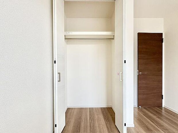 ■■closet■■クローゼットはスーツ類から丈の長いコート類まで何でも収納できる便利なスペースです。衣装ケースと併用することでセーター類なども収納でき自分だけのスペースにカスタマイズできます。