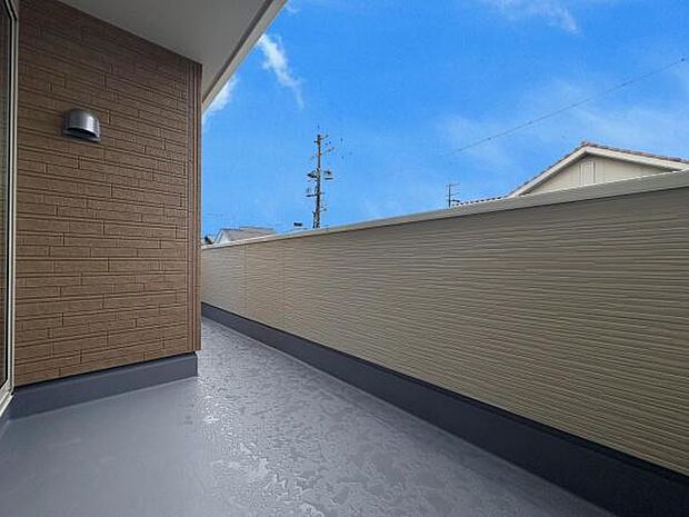 ■■開放感感じるバルコニー■■頬をなでる優しい風を感じることが出来るバルコニー。つい深呼吸をしたくなる気持ちの良い場所はこのお部屋の自慢です。お洗濯物を干すスペースとしても十分な広さがあります。