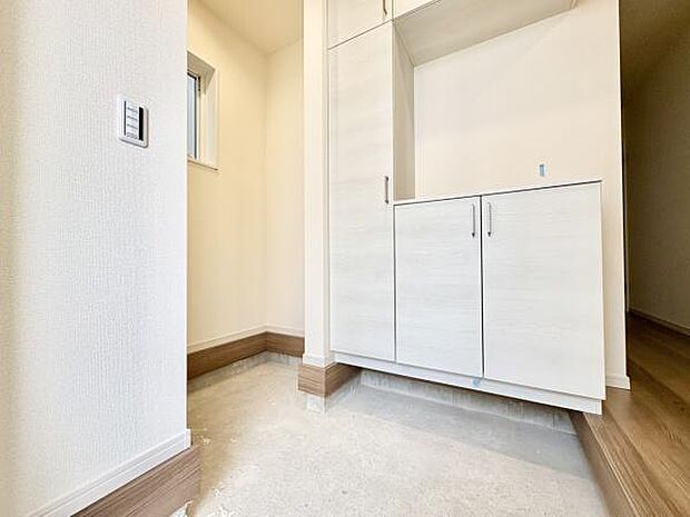 ■■玄関■■人を迎え入れる最初の場所だからこそ、清潔感がある空間にして頂ける様にゆとりあるシューズボックスを設置しました。おでかけの時も帰った時も、「我が家」を最初に感じでもらえる素敵な空間に。