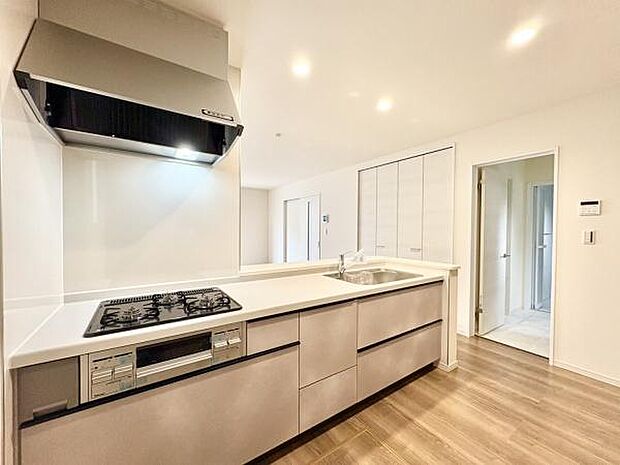 ■■キッチン■■家族や友人と味わう料理。会話を楽しみながら作りたいものですね。カウンターキッチンで一体感のあるLDKならそれも可能です。