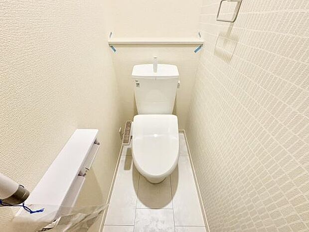 ■■Toilet■■清潔な空間を保ちたいトイレはオフホワイトでまとめました。毎日使う場所だからこそお手入れも楽々にできる機能が搭載されております。汚れが付着しにくい便器はお掃除も楽々です。