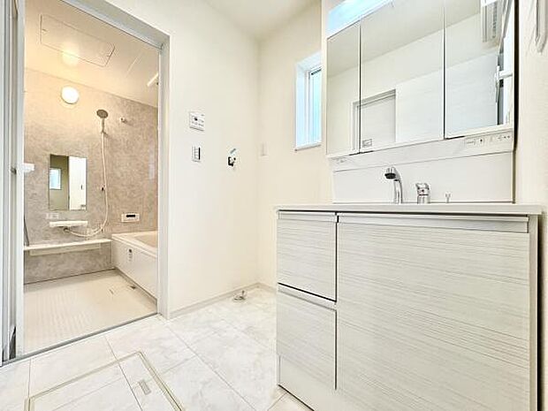 ■■清潔な空間■■毎日使うものだから清潔な空間を保ちたい水回り。洗面にはそんな願いを解消させてくれる収納アイデアが満載です。三面鏡の裏側にはキャビネットが現れ小物から背の高い物まで収納できます。