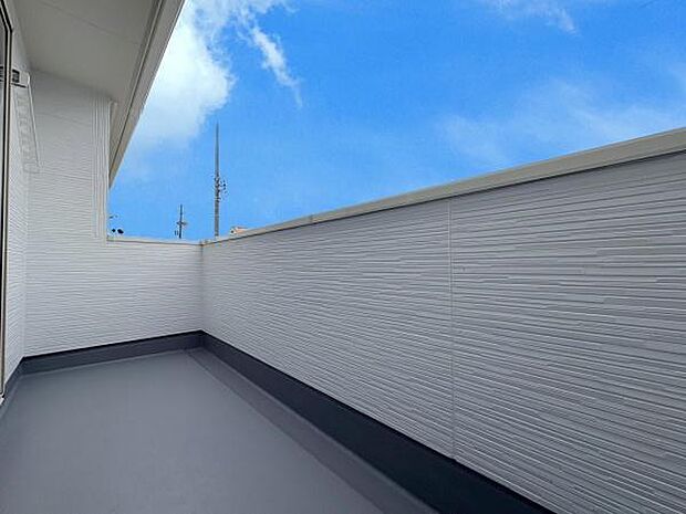 ■■開放感感じるバルコニー■■頬をなでる優しい風を感じることが出来るバルコニー。つい深呼吸をしたくなる気持ちの良い場所はこのお部屋の自慢です。お洗濯物を干すスペースとしても十分な広さがあります。