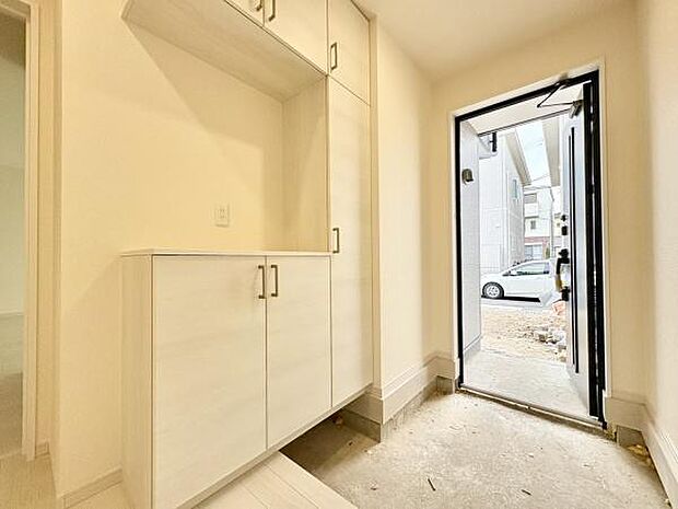 ■■玄関■■人を迎え入れる最初の場所だからこそ、清潔感がある空間にして頂ける様にゆとりあるシューズボックスを設置しました。おでかけの時も帰った時も、「我が家」を最初に感じでもらえる素敵な空間に。