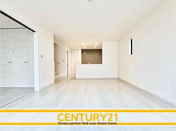 ■■憩いのリビング■■くつろぎを愉しむリビングルームは憩いの場となります。リビングとダイニングの空間機能を活かし、巧みに使い分ける発想が、ライフスタイルに新しいゆとりをもたらします。