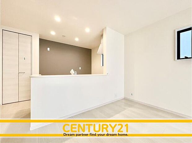 ■■ステキな時間を！■■忙しい朝でも、しっかり家族が揃って食事をして頂けるゆとりある大きさのダイニングスペース。奥様が作る手料理をカウンター越しに受けとって頂き、テーブルで囲む素敵な時間を存分に。