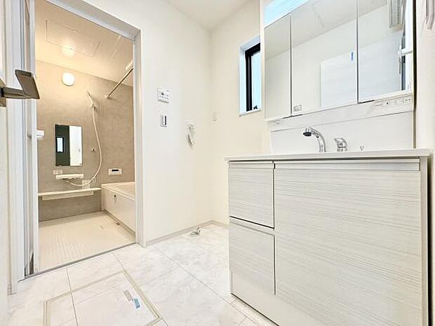 ■■清潔な空間■■毎日使うものだから清潔な空間を保ちたい水回り。洗面にはそんな願いを解消させてくれる収納アイデアが満載です。三面鏡の裏側にはキャビネットが現れ小物から背の高い物まで収納できます。