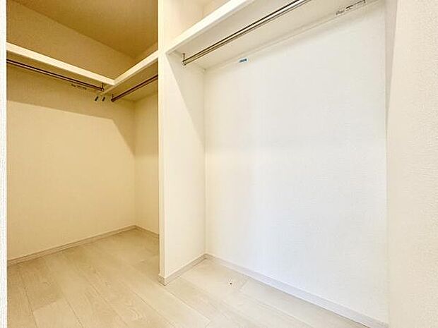 ■■何でも入る■■各居室のクローゼットはスーツ類から丈の長いコート類まで何でも収納できる便利なスペースです。衣装ケースと併用することでセーター類なども収納でき自分だけのスペースにできます。