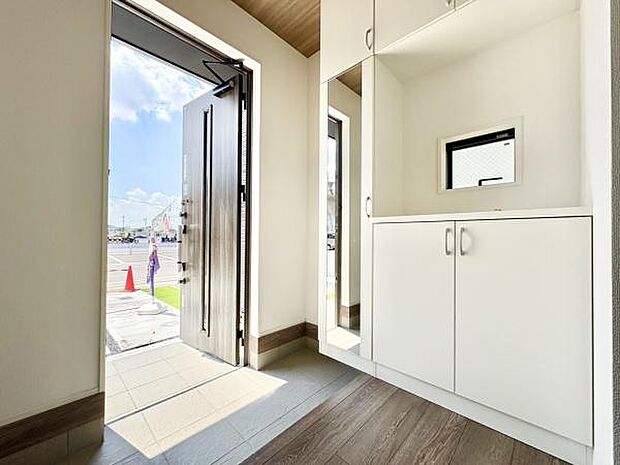 ■■玄関■■人を迎え入れる最初の場所だからこそ、清潔感がある空間にして頂ける様にゆとりあるシューズボックスを設置しました。おでかけの時も帰った時も、「我が家」を最初に感じでもらえる素敵な空間に。