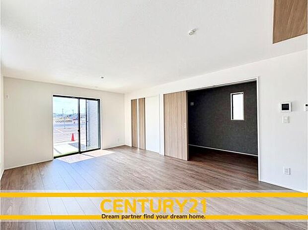 ■■ステキな時間を！■■忙しい朝でも、しっかり家族が揃って食事をして頂けるゆとりある大きさのダイニングスペース。奥様が作る手料理をカウンター越しに受けとって頂き、テーブルで囲む素敵な時間を存分に。