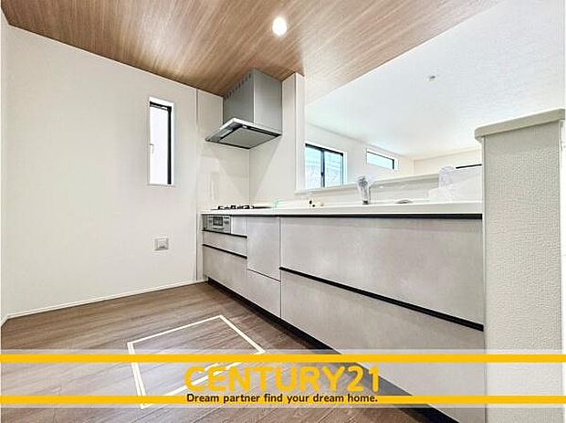 ■■広々キッチン■■大型の冷蔵庫やレンジボードもしっかり置ける広々としたキッチンスペースが大事。ゆとりある空間で作業ができるとお料理の腕も日に日に上がりそうな気がしてきます。