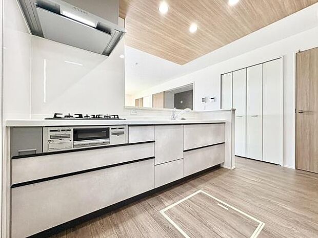 ■■対面キッチン■■キッチンは収納数もさる事ながら、リビングで寛ぐ家族や小さなお子様を見守りながら料理が出来る「対面式の温もり設計」。キッチンから立ち込める香りが今日の料理を期待させます