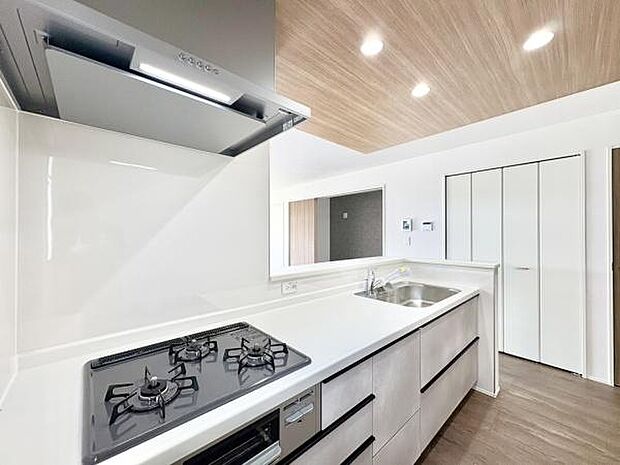 ■■キッチン■■家族や友人と味わう料理。会話を楽しみながら作りたいものですね。