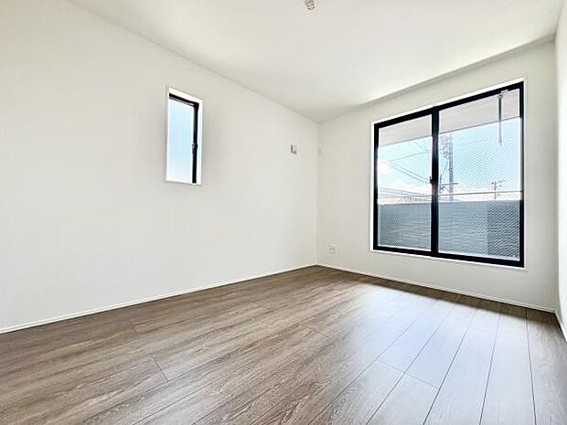 ■■メインベッドルーム■■クローゼット付の広い主寝室。プライベートを保ちながらもバランスよく配置された窓から緩やかな陽が射し込み、広い空間を光が満たしていきます。