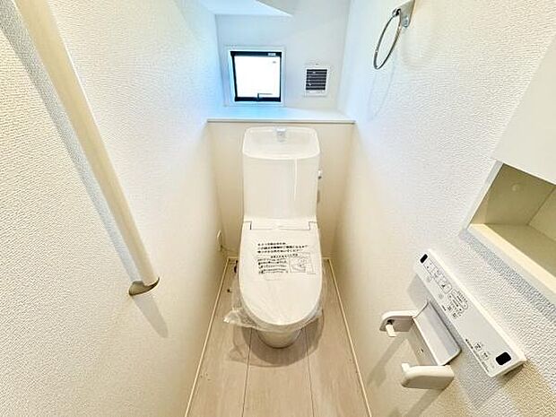 ■■Toilet■■清潔な空間を保ちたいトイレはオフホワイトでまとめました。毎日使う場所だからこそお手入れも楽々にできる機能が搭載されております。汚れが付着しにくい便器はお掃除も楽々です。