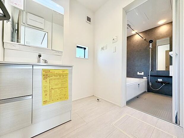 ■■清潔な空間■■毎日使うものだから清潔な空間を保ちたい水回り。洗面にはそんな願いを解消させてくれる収納アイデアが満載です。三面鏡の裏側にはキャビネットが現れ小物から背の高い物まで収納できます。