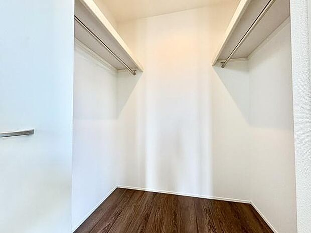 ■■何でも入る■■各居室のクローゼットはスーツ類から丈の長いコート類まで何でも収納できる便利なスペースです。衣装ケースと併用することでセーター類なども収納でき自分だけのスペースにできます。