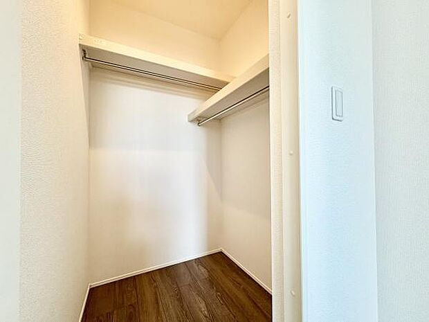 ■■closet■■クローゼットはスーツ類から丈の長いコート類まで何でも収納できる便利なスペースです。衣装ケースと併用することでセーター類なども収納でき自分だけのスペースにカスタマイズできます。