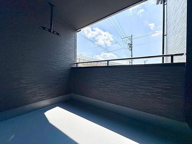 ■■開放感感じるバルコニー■■頬をなでる優しい風を感じることが出来るバルコニー。つい深呼吸をしたくなる気持ちの良い場所はこのお部屋の自慢です。お洗濯物を干すスペースとしても十分な広さがあります。