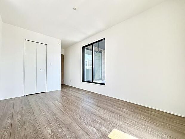 ■■居室■■各居室ごとにデザイン性のある窓を配置しました。壁面にはデスクやベット等の家具を置きやすいように高さや位置にも配慮しました。自分だけのお気に入りの空間を是非ご体感下さい。