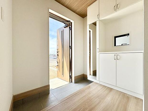 ■■玄関■■人を迎え入れる最初の場所だからこそ、清潔感がある空間にして頂ける様にゆとりあるシューズボックスを設置しました。おでかけの時も帰った時も、「我が家」を最初に感じでもらえる素敵な空間に。