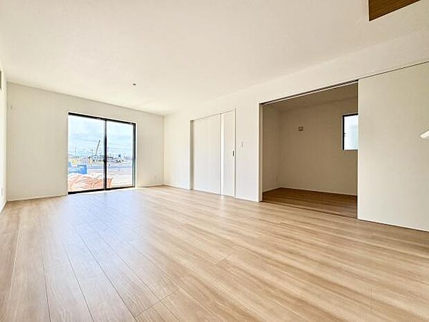 ■■憩いの場所■■パートナーや家族が集う憩いの空間。真新しい木目、Shadeのあるフローリングや白亜のクロスを陽の光、ダウンライトが照らし出し、家族・友人・知人の会話に華を咲かせます。