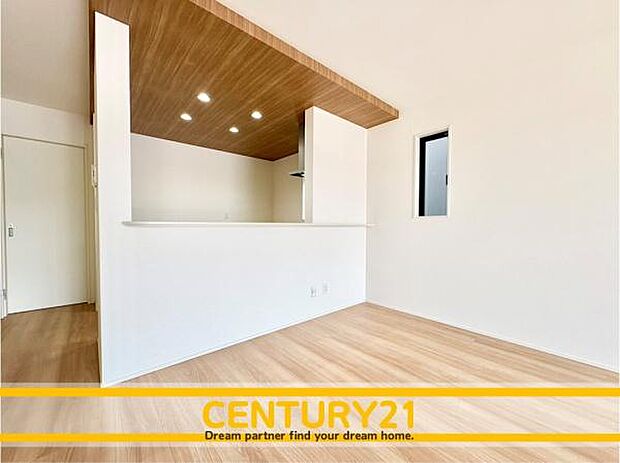 ■■ステキな時間を!■■忙しい朝でも、しっかり家族が揃って食事をして頂けるゆとりある大きさのダイニングスペース。奥様が作る手料理をカウンター越しに受けとって頂き、テーブルで囲む素敵な時間を存分に。