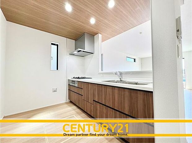 ■■広々キッチン■■大型の冷蔵庫やレンジボードもしっかり置ける広々としたキッチンスペースが大事。ゆとりある空間で作業ができるとお料理の腕も日に日に上がりそうな気がしてきます。