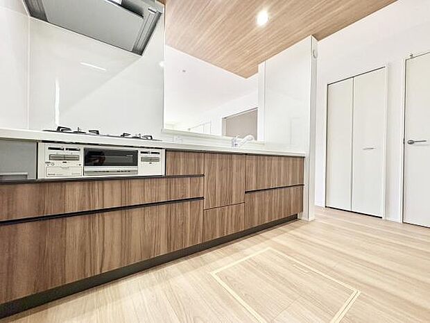 ■■対面キッチン■■キッチンは収納数もさる事ながら、リビングで寛ぐ家族や小さなお子様を見守りながら料理が出来る「対面式の温もり設計」。キッチンから立ち込める香りが今日の料理を期待させます