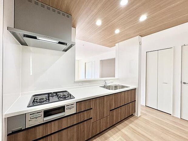 ■■キッチン■■家族や友人と味わう料理。会話を楽しみながら作りたいものですね。カウンターキッチンで一体感のあるLDKならそれも可能です。