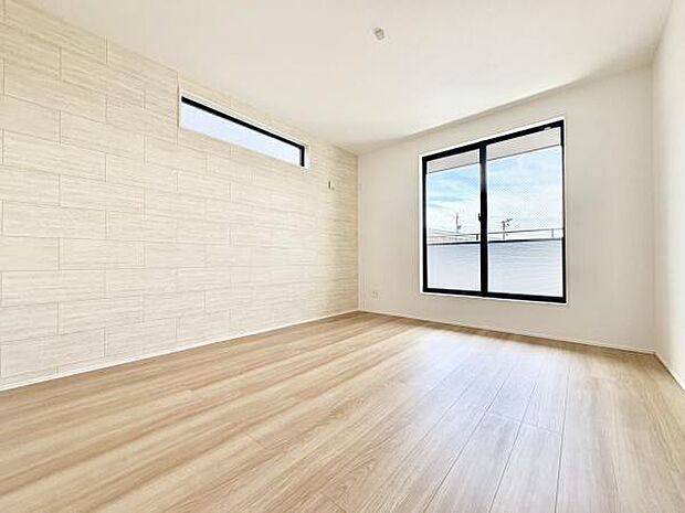 ■■メインベッドルーム■■クローゼット付の広い主寝室。プライベートを保ちながらもバランスよく配置された窓から緩やかな陽が射し込み、広い空間を光が満たしていきます。