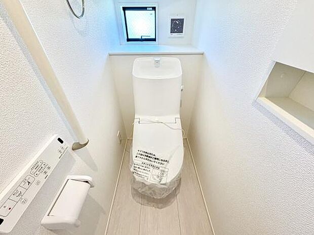 ■■Toilet■■清潔な空間を保ちたいトイレはオフホワイトでまとめました。毎日使う場所だからこそお手入れも楽々にできる機能が搭載されております。汚れが付着しにくい便器はお掃除も楽々です。