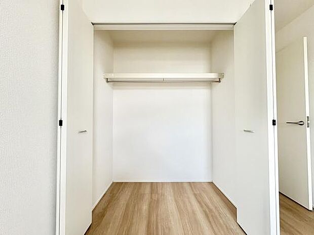 ■■closet■■クローゼットはスーツ類から丈の長いコート類まで何でも収納できる便利なスペースです。衣装ケースと併用することでセーター類なども収納でき自分だけのスペースにカスタマイズできます。