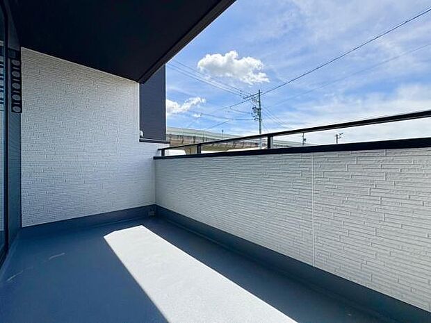 ■■開放感感じるバルコニー■■頬をなでる優しい風を感じることが出来るバルコニー。つい深呼吸をしたくなる気持ちの良い場所はこのお部屋の自慢です。お洗濯物を干すスペースとしても十分な広さがあります。