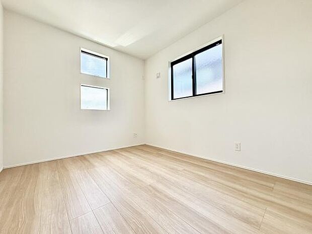 ■■居室■■各居室ごとにデザイン性のある窓を配置しました。壁面にはデスクやベット等の家具を置きやすいように高さや位置にも配慮しました。自分だけのお気に入りの空間を是非ご体感下さい。