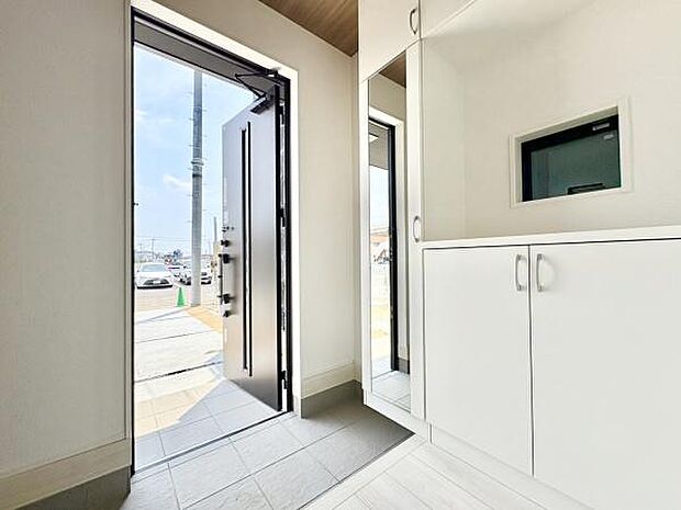 ■■玄関■■人を迎え入れる最初の場所だからこそ、清潔感がある空間にして頂ける様にゆとりあるシューズボックスを設置しました。おでかけの時も帰った時も、「我が家」を最初に感じでもらえる素敵な空間に。